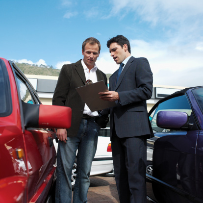 How to Become a Good Salesperson in the Auto Sales Industry
