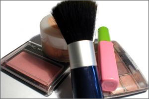 Opt for Home Based Makeup Business to Earn Extra Bucks