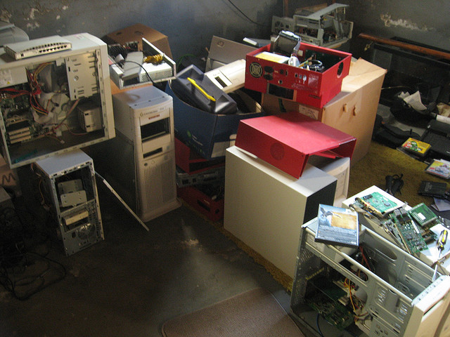In the Middle of a Mad Mess? Tips for De-Cluttering Your Basement