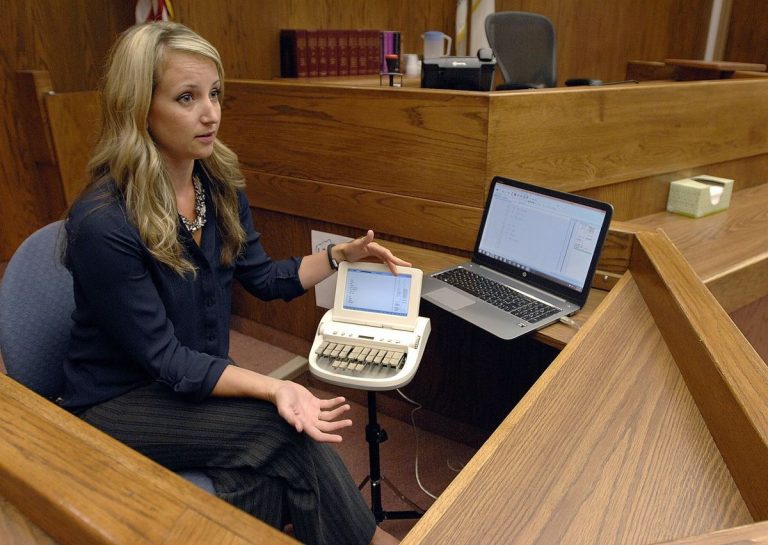 What are the basic qualities of a good court reporter?