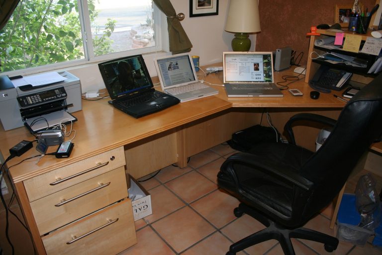 Tips on How to Set Up Your Home or Office Desk to Make it Conducive for Work