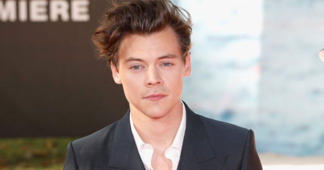 Harry Styles – Defying Stereotypes With Manicures!