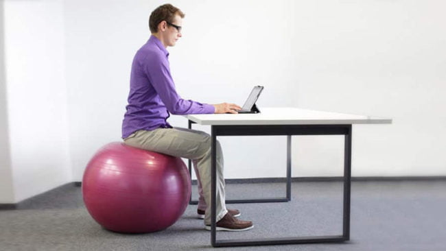 Advantages of Sitting on an Exercise Ball at Your Desk
