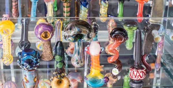 Top Reasons to Buy Glass Hand Pipes to Smoke Like a Pro