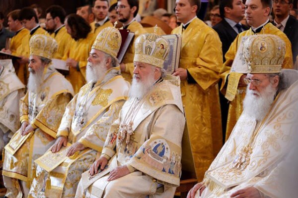 What Do Vestments Look Like In Different Sects Of Christianity?