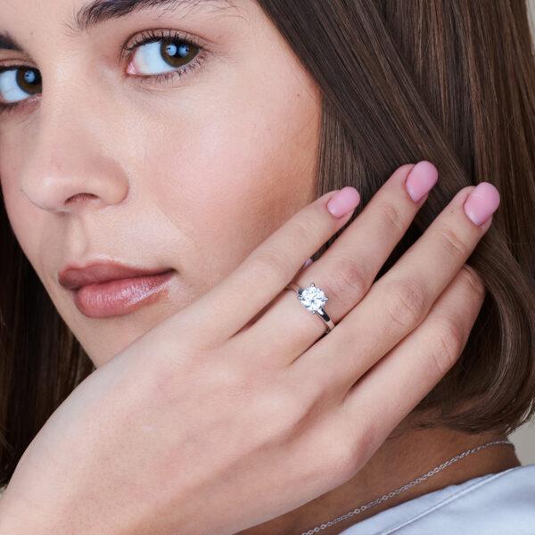 Minimalist Chic: Solitaire Lab Grown Engagement Rings for Contemporary Brides